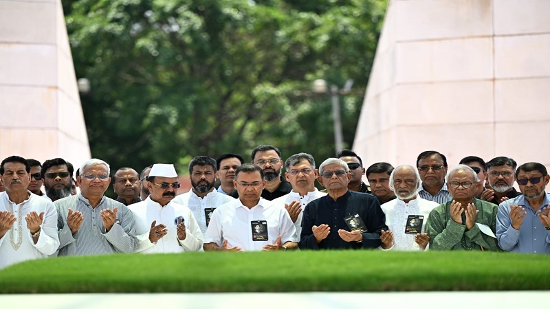 ৪৫তম শাহাদাতবার্ষিকীতে জিয়ার মাজারে তারেক রহমান,শ্রদ্ধার সঙ্গে শুরু বিএনপির কর্মসূচি